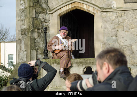 Hackney, Londres, Royaume-Uni. 7 Février, 2016. Un clown jouant un ukulélé pose pour les photographes à l'extérieur de l'église All Saints dans la région de South Bay à l'avance de l'assemblée annuelle de clown à la mémoire de Joseph Grimaldi - connu comme le roi des clowns. Credit : Amanda Lewis/Alamy Live News Banque D'Images