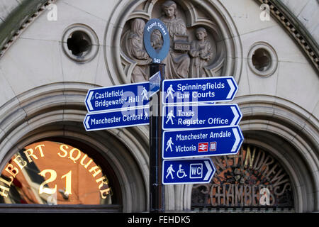 Albert Square signe à Manchester, UK Banque D'Images