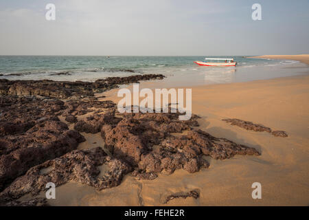 La roche volcanique sur le rivage de l'île Poilao dans les îles Bijagos de Guinée Bissau Banque D'Images