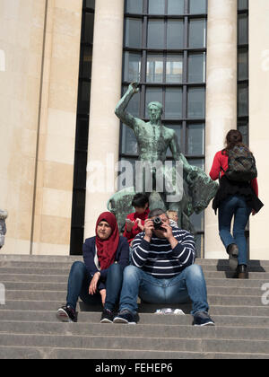 Prendre des photos touristiques musulmane près de statue d'Hercule et le taureau par Albert Pommier au Palais de Chaillot, Trocadéro, Paris Banque D'Images