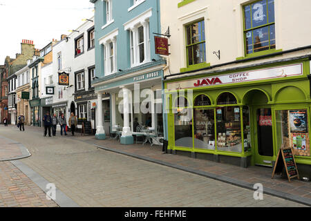 Les gens le long de la rue principale de la ville de Keswick, Parc National de Lake district, comté de Cumbria, Angleterre, Royaume-Uni Banque D'Images