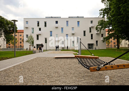 Bâtiments résidentiels modernes avec des installations extérieures, la nouvelle façade de maisons de vacances à basse énergie Banque D'Images