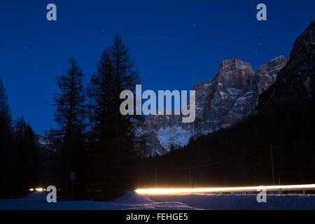 Une longue exposition de Monte Pelmo et certains sentiers de lumière. Dolomites, Padova, Italie. Banque D'Images