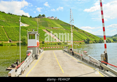 Bac sur la rivière Moselle à Marienburg Château près de Puenderich - région viticole de la Moselle en Allemagne Banque D'Images