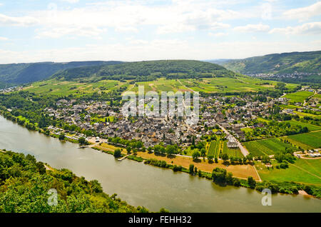Vue sur Moselle à Puenderich - village du vin dans la région de Mosel Allemagne Europe Banque D'Images