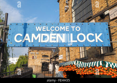 Bannière de bienvenue bleu à l'entrée de Camden Lock Market à Londres, avec étal de fruits. Banque D'Images