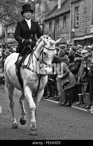 Dame dans un voile et amazone au Nord Cotswold Hunt boxing day rencontrez. Noir et blanc de Broadway Banque D'Images