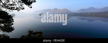 Misty la lumière sur le lac Derwentwater, Keswick, Parc National de Lake district, comté de Cumbria, Angleterre, Royaume-Uni Banque D'Images