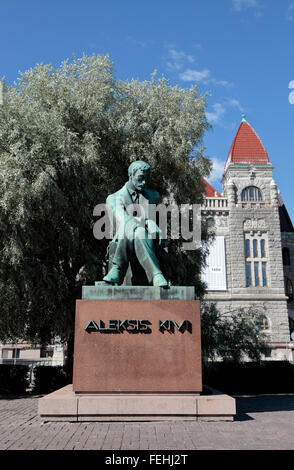 Mémorial de bronze statue d'Aleksis Kivi (par Wäinö Aaltonen), la Finlande, l'auteur national à Helsinki, en Finlande. Banque D'Images