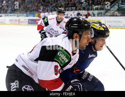 Munich, Bavière, Allemagne. 7 Février, 2016. De gauche Dragan UMICEVIC (Koeln/SWE), Danny IRMEN (Ingolstadt/USA), .le hockey sur glace allemand Eishockey League, journée, 44 ERC Ingolstadt vs Koelner Haie, Ingolstadt, Saturn-Arena, le 07 février, les deux f, 2016 © Wolfgang Fehrmann/ZUMA/Alamy Fil Live News Banque D'Images