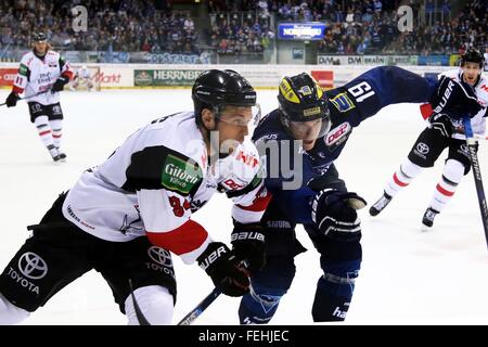 Munich, Bavière, Allemagne. 7 Février, 2016. De gauche Dragan UMICEVIC (Koeln/SWE), Danny IRMEN (Ingolstadt/USA), .le hockey sur glace allemand Eishockey League, journée, 44 ERC Ingolstadt vs Koelner Haie, Ingolstadt, Saturn-Arena, le 07 février, les deux f, 2016 © Wolfgang Fehrmann/ZUMA/Alamy Fil Live News Banque D'Images