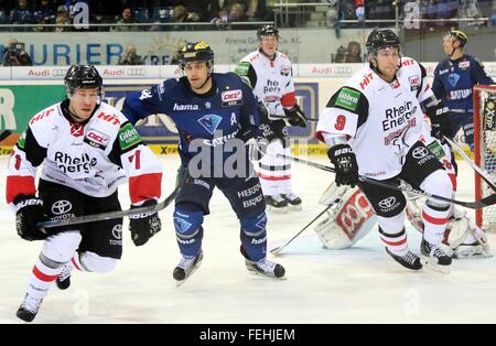 Munich, Bavière, Allemagne. 7 Février, 2016. de gauche Andreas FALK (Koeln/SWE), Benedikt KOHL (Ingolstadt), Shawn LALONDE (Koeln/CAN), .le hockey sur glace allemand Eishockey League, journée, 44 ERC Ingolstadt vs Koelner Haie, Ingolstadt, Saturn-Arena, le 07 février, les deux f, 2016 © Wolfgang Fehrmann/ZUMA/Alamy Fil Live News Banque D'Images