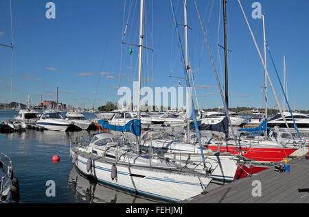 Vue sur des bateaux amarrés dans le port nord Pohjoissatama à Helsinki, en Finlande. Banque D'Images