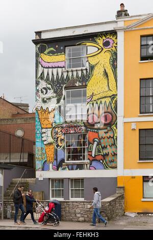 Avril 2014 - Bristol, Royaume-Uni : un graffiti sur la façade d'une maison, d'un hibou, la crème glacée et un animal jaune Banque D'Images