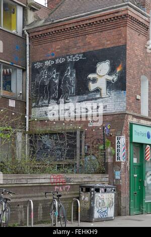 Avril 2014 - Bristol, Royaume-Uni : un graffiti de Banksy appelé Le Doux doux à l'Ouest, d'un ours avec le feu dans sa main visant à Banque D'Images