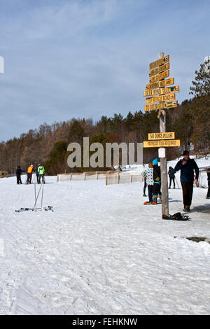 Les Von Trapp Family Lodge de Stowe au Vermont, USA, les skieurs de fond sur les sentiers entretenus avec signalisation. Banque D'Images