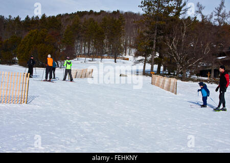 Les Von Trapp Family Lodge de Stowe au Vermont, USA, les skieurs sur pistes damées. Banque D'Images