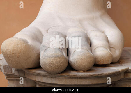 Le pied est une partie de la statue de l'empereur romain Constantin ; il est logé dans les musées du Capitole, Rome, Italie Banque D'Images