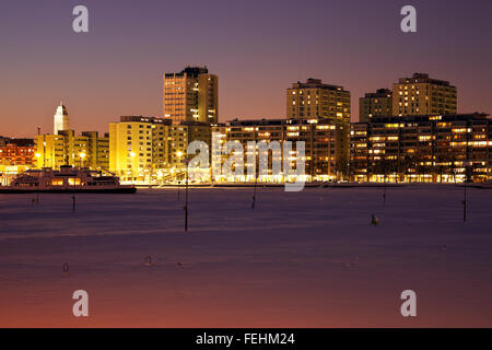 Nuit à Helsinki. Vu de la mer Baltique gelée. Banque D'Images