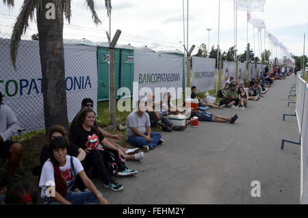 La Plata, Argentine. 7 Février, 2015. Fans du groupe de rock britannique "The Rolling Stones" attendre en face de la ville de La Plata Stadium à La Plata, avant leur concert à La Plata, Argentine, le 7 février 2015. © Carlos Cemele/TELAM/Xinhua/Alamy Live News Banque D'Images