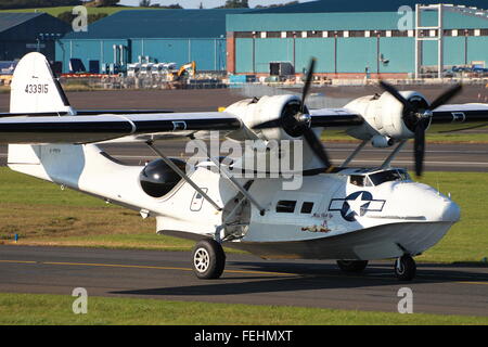 La Voile avion Catalina taxis pour départ à l'aéroport de Prestwick, au cours de l'Airshow écossais en 2015. Banque D'Images