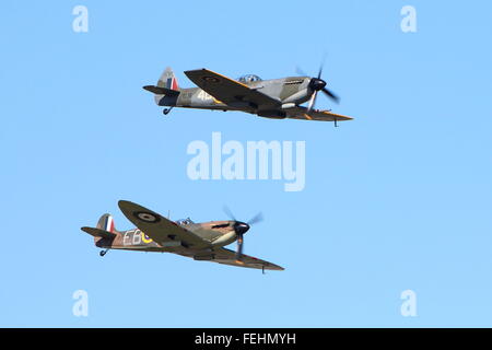 Deux des Spitfires BBMF en formation au-dessus de l'aéroport de Prestwick au cours de l'Airshow écossais en 2014. Banque D'Images
