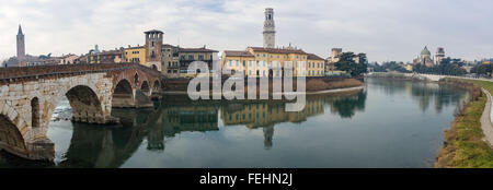 Ponte Pietra sur le fleuve Adige, ancien pont romain de la vieille ville de Vérone, Italie Banque D'Images