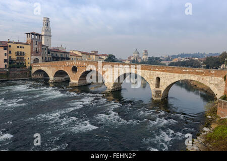 Ponte Pietra sur le fleuve Adige, ancien pont romain de la vieille ville de Vérone, Italie Banque D'Images