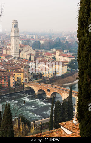 Ponte Pietra sur le fleuve Adige, ancien pont romain de la vieille ville de Vérone, Italie Banque D'Images