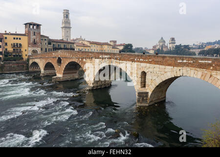 Ponte Pietra sur le fleuve Adige, ancien pont romain de la vieille ville de Vérone, Italie Banque D'Images