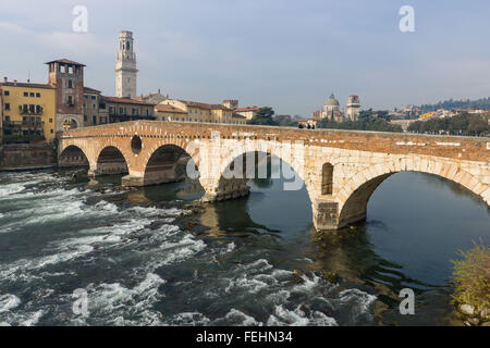 Ponte Pietra sur le fleuve Adige, ancien pont romain de la vieille ville de Vérone, Italie Banque D'Images