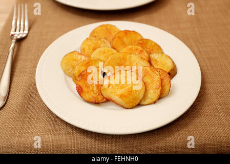 Délicieux plat tranches de pommes de terre au four sur un plat Banque D'Images