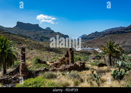 Paysage de montagne typique de la Grande Canarie (Grand Canari) avec maison en ruine à l'avant, Espagne Banque D'Images