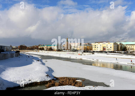 Vue sur quai de la rivière de l'UPA à Toula en Russie Banque D'Images