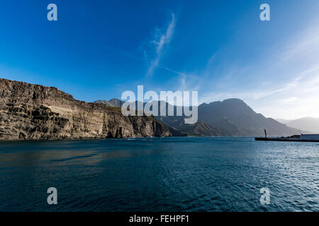 Magnifiques falaises et le doigt de Dieu (Dedo de Dios) près de Puerto de las Nieves, Gran Canaria, Espagne Banque D'Images