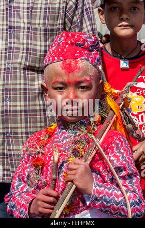 Le Népal, Changu Narayan. A neuf ans, garçon hindou participant à son Bratabandha Cérémonie marquant son entrée dans la virilité. Banque D'Images