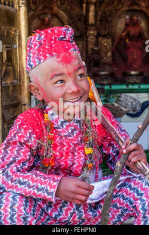 Le Népal, Changu Narayan. A neuf ans, garçon hindou participant à son Bratabandha Cérémonie marquant son entrée dans la virilité. Banque D'Images