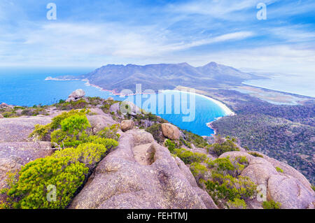 Wineglass Bay et la péninsule de Freycinet en Tasmanie, à au sud de Mt Amos Banque D'Images