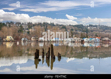 Maisons flottantes le long de la rivière Willamette à Portland, Oregon Banque D'Images