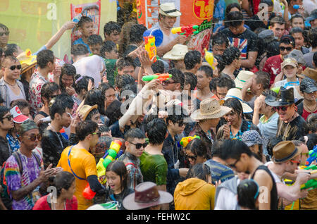 Chiang Mai, Thaïlande - 14 Avril 2013 : un grand groupe de personnes prennent part à l'Songkran festival à Chiang Mai, Thaïlande. Banque D'Images