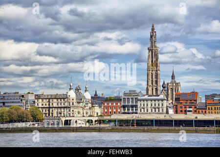 Voir le centre d'Anvers à partir de othe côté de rivière Schelde en jour nuageux Banque D'Images