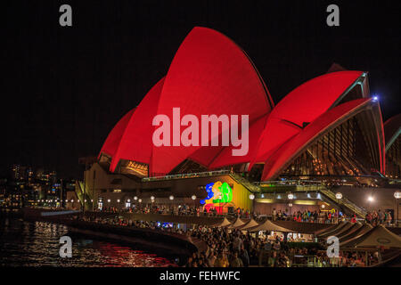 Sydney, Australie. 07Th Feb 2016. Réveil à la foule Harbour Foreshore d'assister la lumière colorée et de la lanterne s'affiche. Principaux monuments à travers Sydney étaient allumées dans des feux rouges, la couleur traditionnelle de chance en Chine, alors que les lanternes colorées signe zodiacal chinois étaient sur l'affichage dans la ville. Crédit : Richard Ashen/Pacific Press/Alamy Live News Banque D'Images