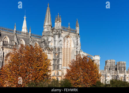 Monastère de Batalha sous ciel bleu. Batalha, région Centre, au Portugal. Banque D'Images