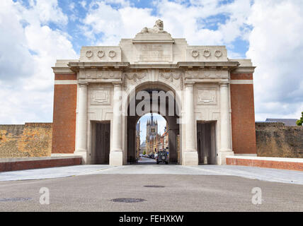 Porte de Menin - Monument commémoratif de la Première Guerre mondiale inscrit avec 54 896 noms dans ville Ypres, Belgique, dévoilée le 24 juillet 1927 Banque D'Images