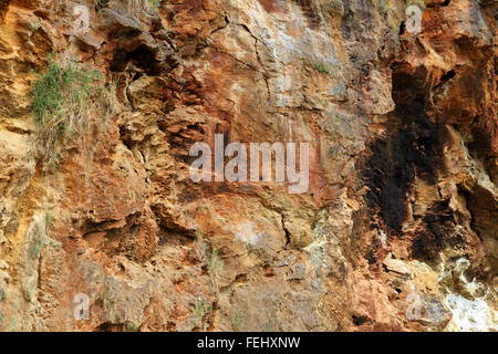 Un multi coloured rock canyon mur le long des rives du Nil en Ouganda, Afrique Banque D'Images