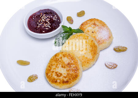 Crêpes de fromage cottage avec de la confiture et du sucre en poudre, gros plan Banque D'Images