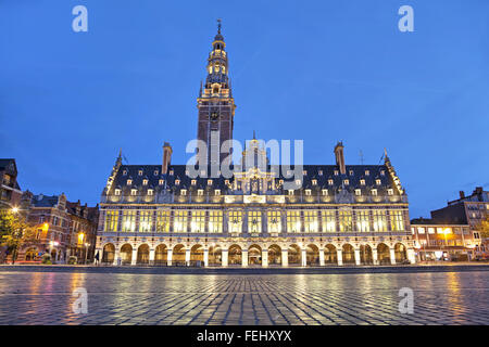 La bibliothèque de l'université sur la place Ladeuze dans la soirée, Leuven, Belgique Banque D'Images