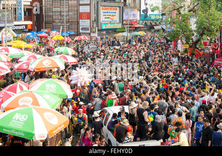 Chiang Mai, Thaïlande - 14 Avril 2013 : Une grande foule de personnes participent dans le Songkran festival à Chiang Mai, Thaïlande. Banque D'Images