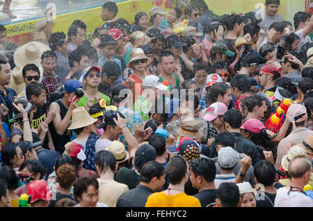 Chiang Mai, Thaïlande - 14 Avril 2013 : un grand groupe de personnes prennent part à l'Songkran festival à Chiang Mai, Thaïlande Banque D'Images