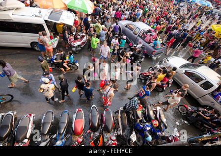 Chiang Mai, Thaïlande - 14 Avril 2013 : plusieurs personnes marcher dans la rue comme ils participent à Songkran à Chiang Mai Banque D'Images